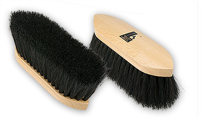 Fellglanz flick brush with ergonomic wooden back
